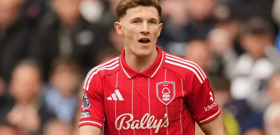 Jugador de Nottingham Forest en uniforme rojo durante partido