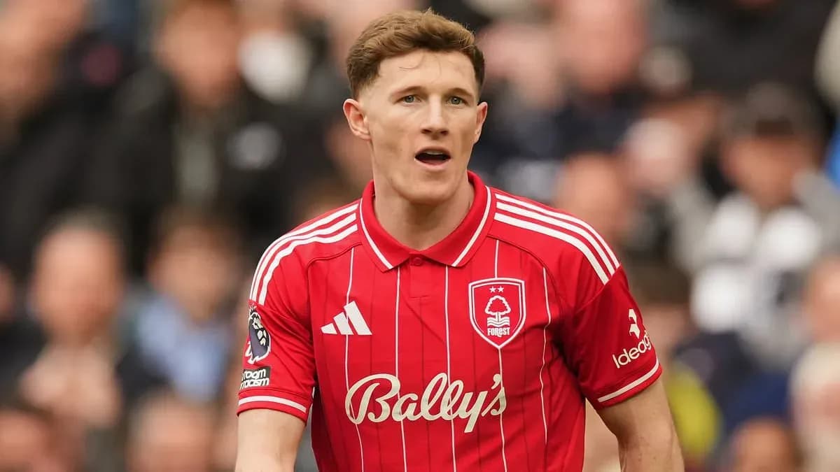Jugador de Nottingham Forest en uniforme rojo durante partido