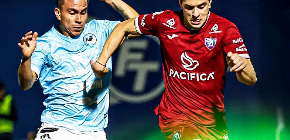 Jugadores de Tampico Madero y Tepatitlán en acción