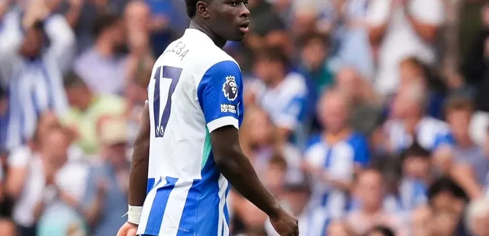 Jugador de fútbol con camiseta de Brighton en el campo
