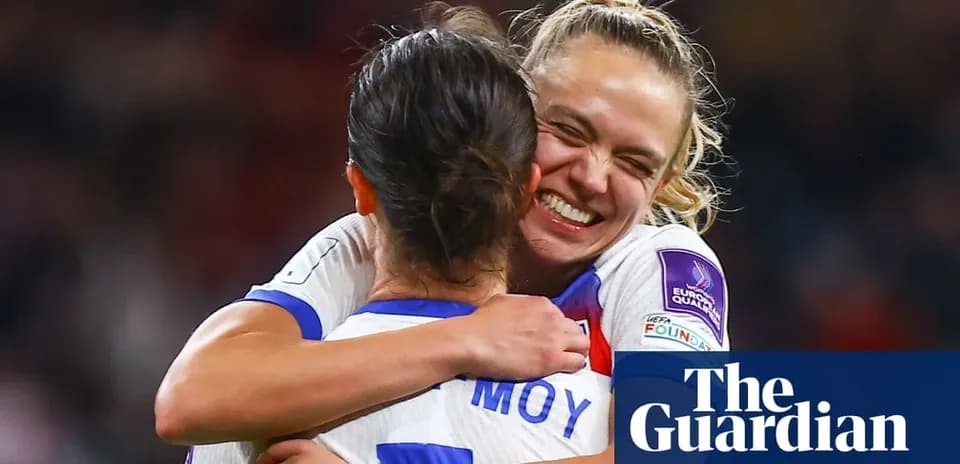 Jugadoras abrazándose tras un gol en partido