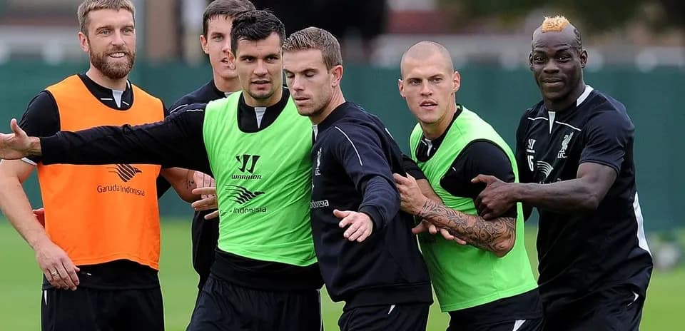 Jugadores de Liverpool en sesión de entrenamiento