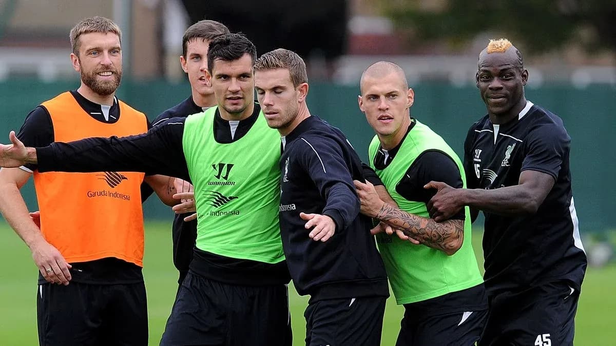 Jugadores de Liverpool en sesión de entrenamiento