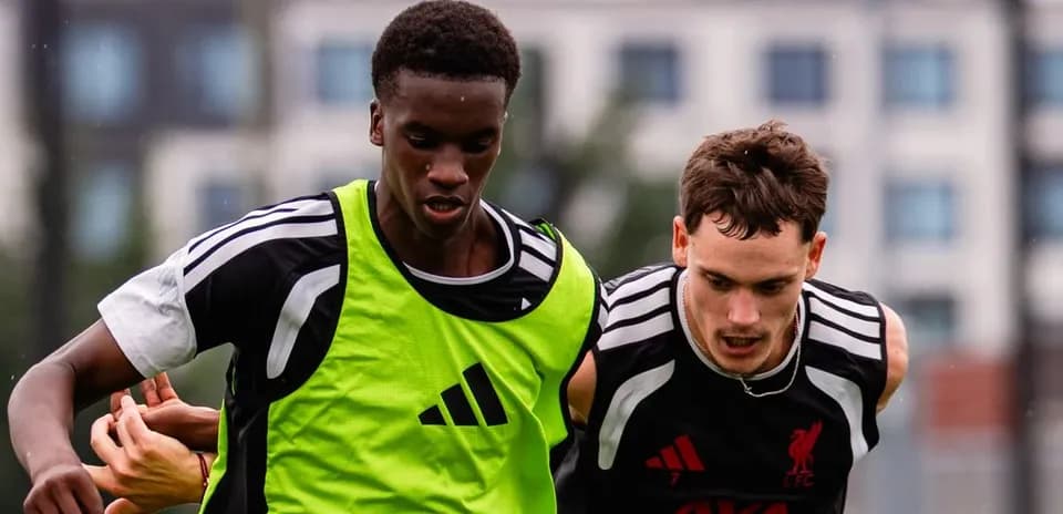 Jugadores entrenando en sesión de fútbol