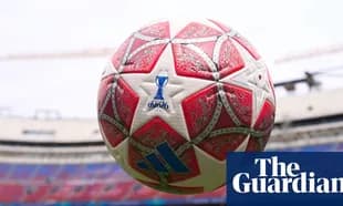 Balón de fútbol con diseño distintivo en estadio