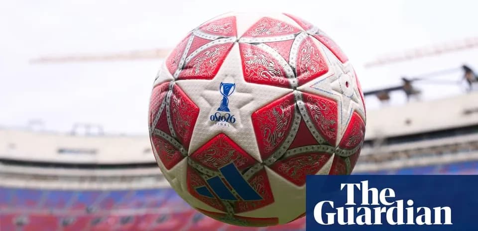 Balón de fútbol con diseño distintivo en estadio