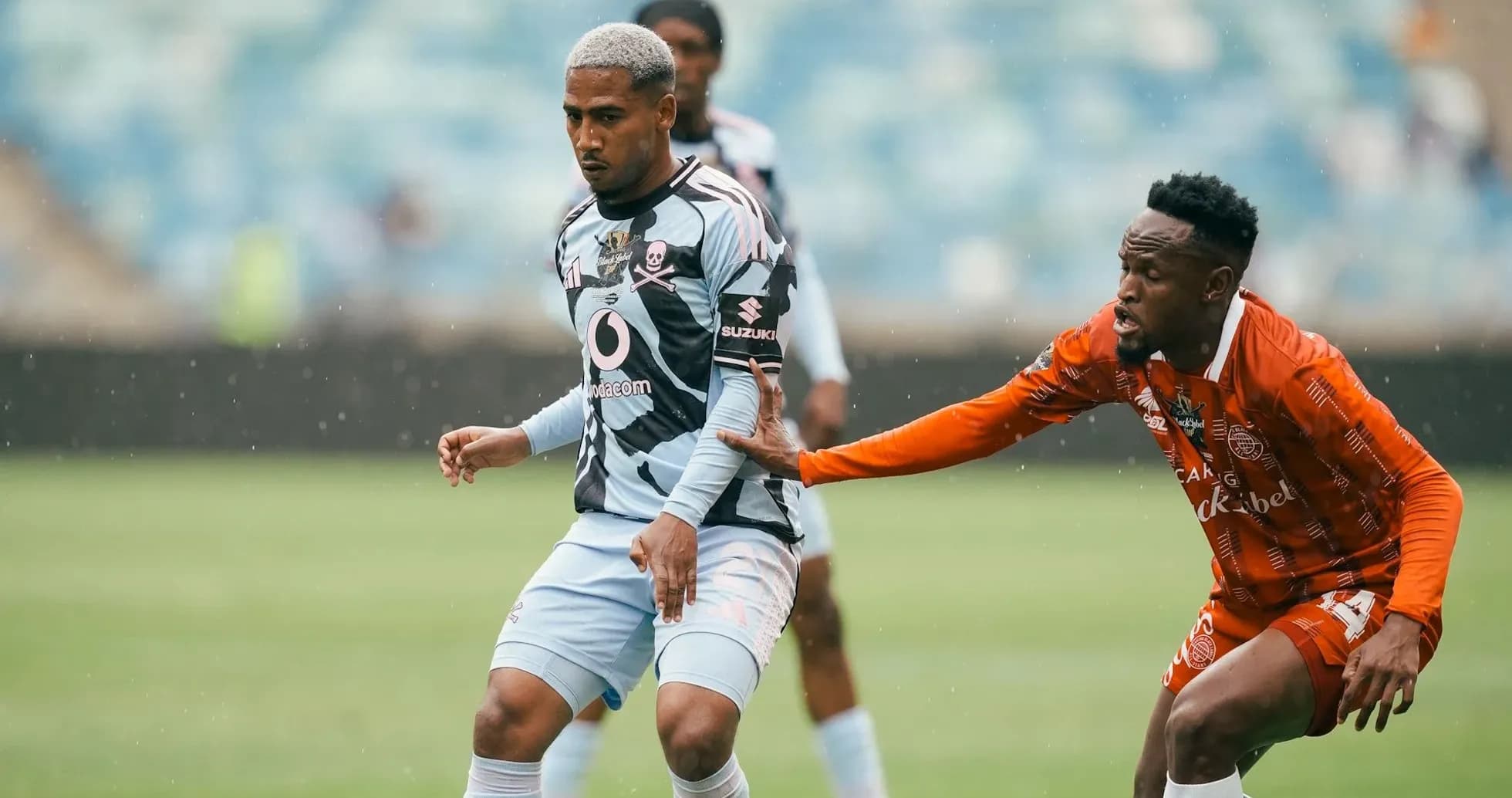 Jugador con camiseta azul siendo marcado por oponente