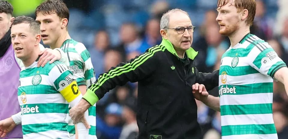 Entrenador hablando con jugadores de Celtic durante el partido