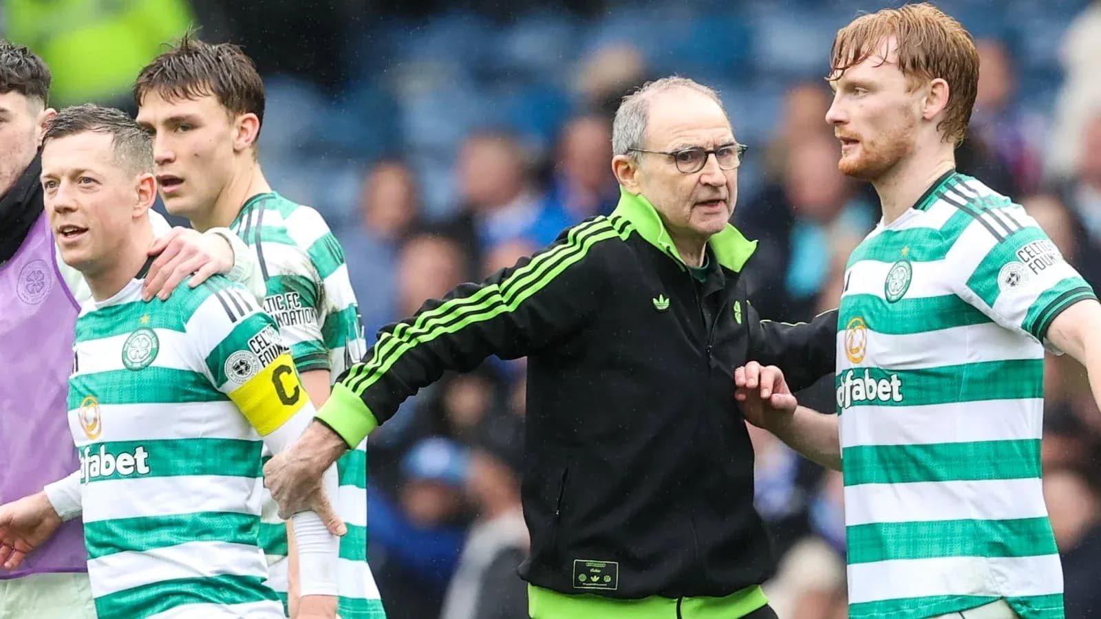 Entrenador hablando con jugadores de Celtic durante el partido