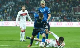 Jugador de pie tratando de recuperar el balón en partido