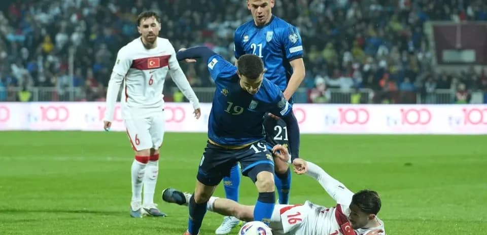 Jugador de pie tratando de recuperar el balón en partido