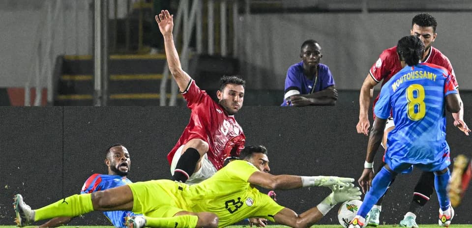 Jugadores luchando por el balón en el área