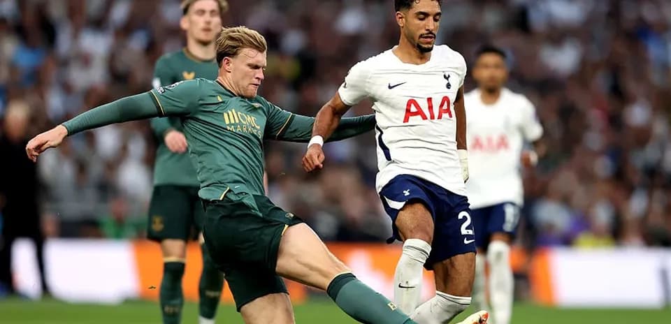 Jugador de Tottenham esquivando a un oponente en el campo