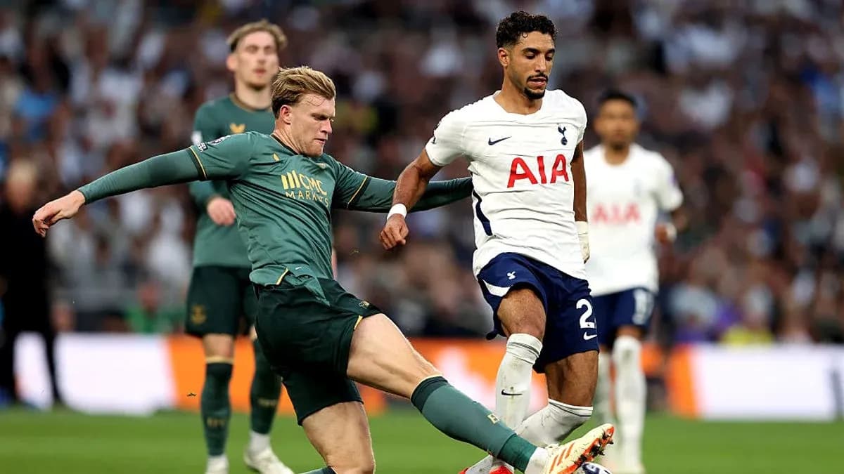 Jugador de Tottenham esquivando a un oponente en el campo
