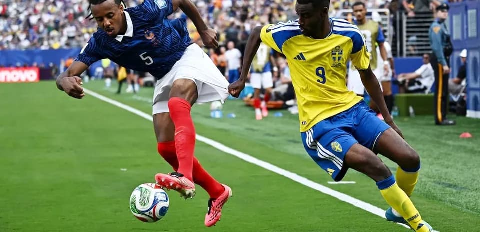 Jugadores de Francia y Suecia disputando el balón