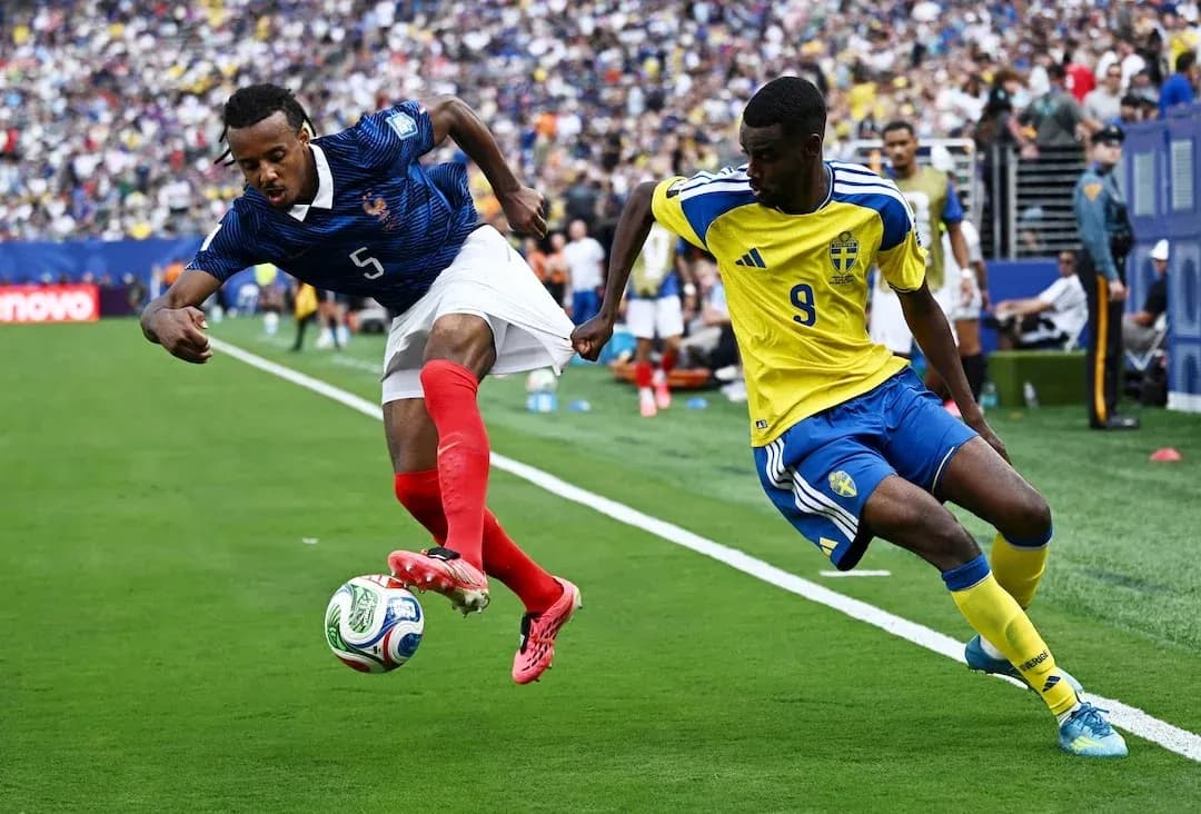 Jugadores de Francia y Suecia disputando el balón