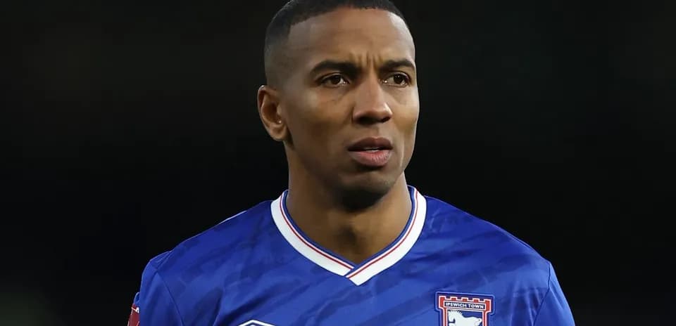 Jugador de Ipswich Town en uniforme azul