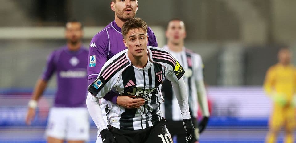 Jugador de Juventus en duelo con rival de Fiorentina