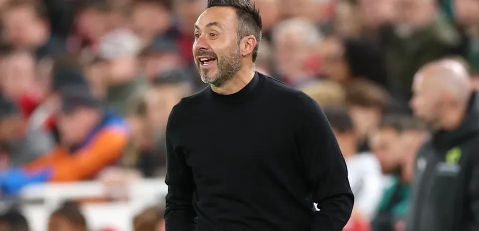 Entrenador dirigiendo desde la línea de banda