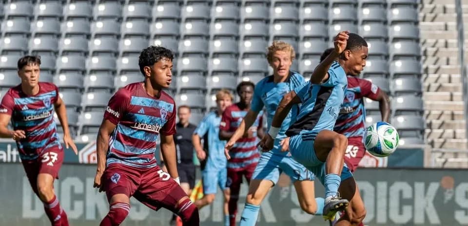 Jugadores de Colorado Rapids II y Minnesota United II en acción