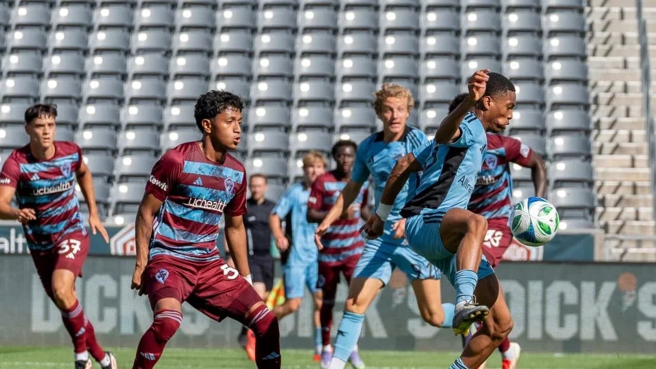 Jugadores de Colorado Rapids II y Minnesota United II en acción