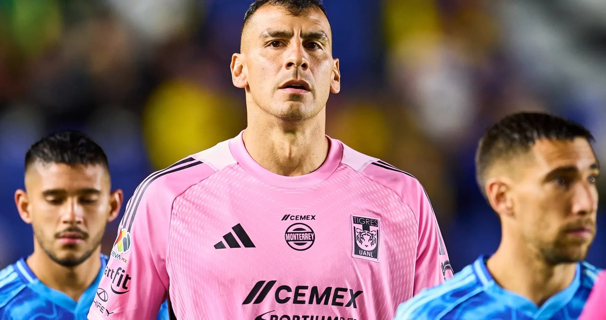 Jugadores de Tigres UANL en el campo