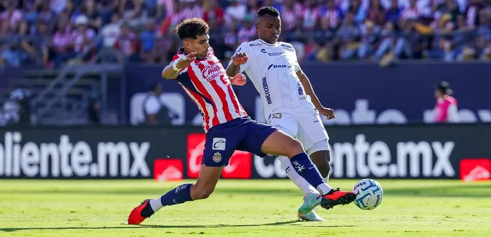 Jugadores de Chivas y San Luis en acción