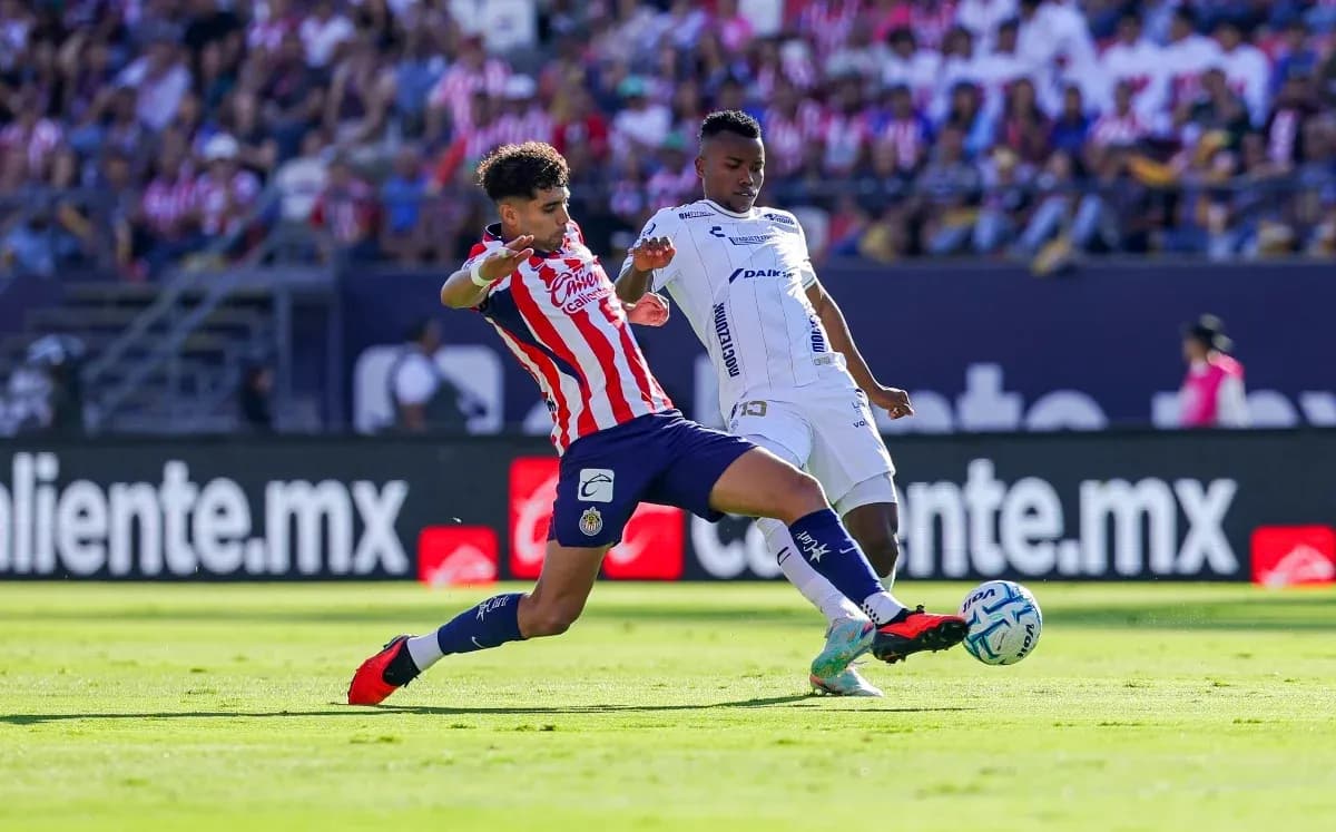 Jugadores de Chivas y San Luis en acción