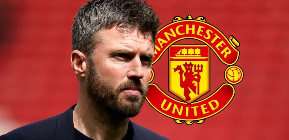 Entrenador de Manchester United con fondo del club