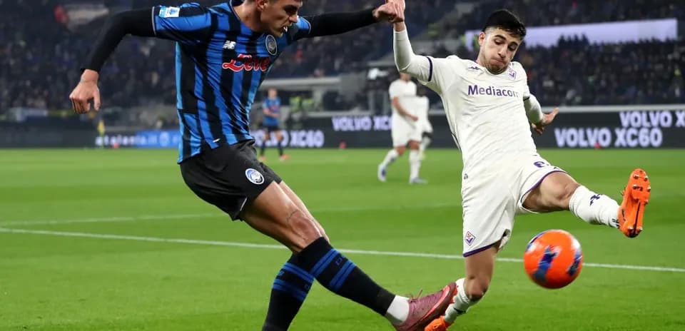Jugador de Atalanta intenta despejar el balón