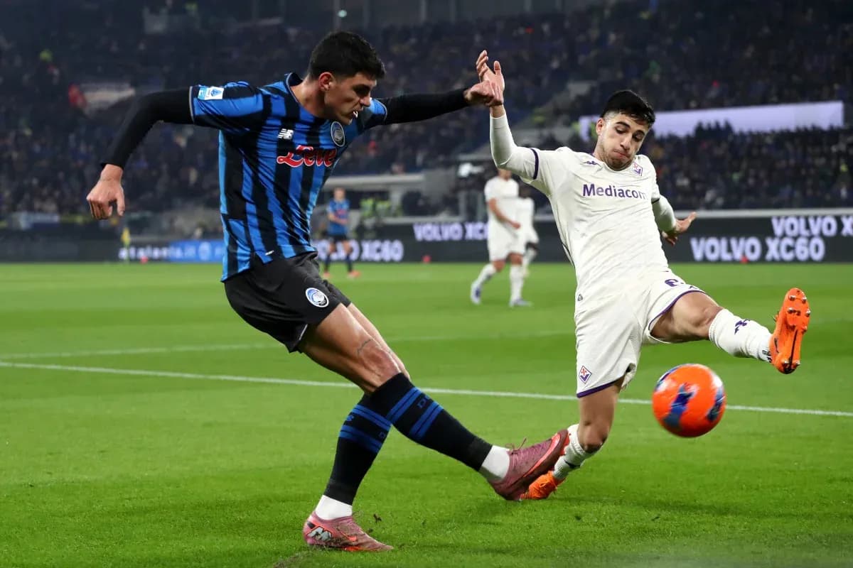 Jugador de Atalanta intenta despejar el balón