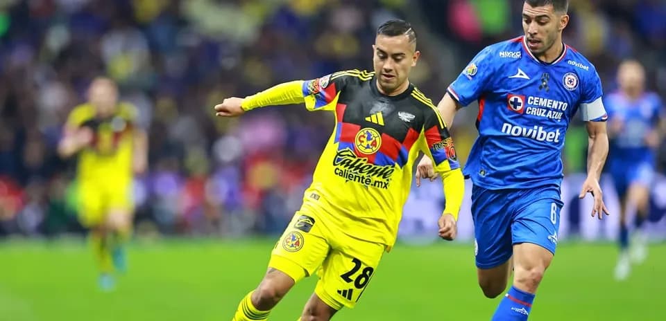 Jugadores de Cruz Azul y América en acción