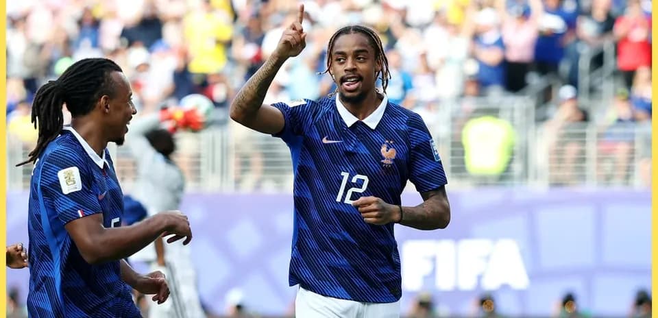 Jugador francés celebrando un gol en partido
