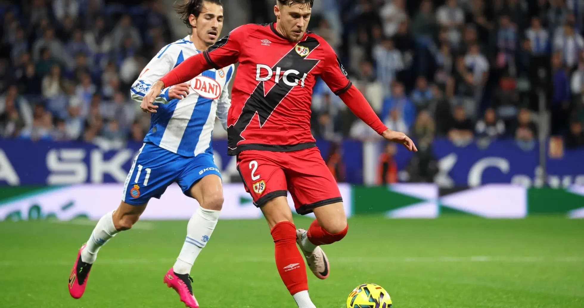 Jugador de Rayo Vallecano driblando a un rival