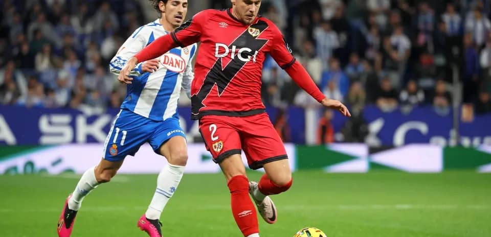 Jugador de Rayo Vallecano driblando a un rival