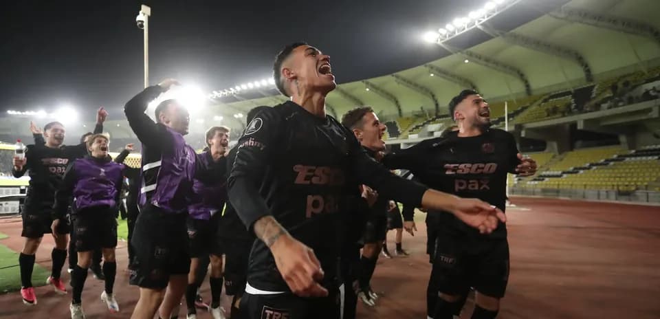 Jugadores celebrando una victoria en el estadio