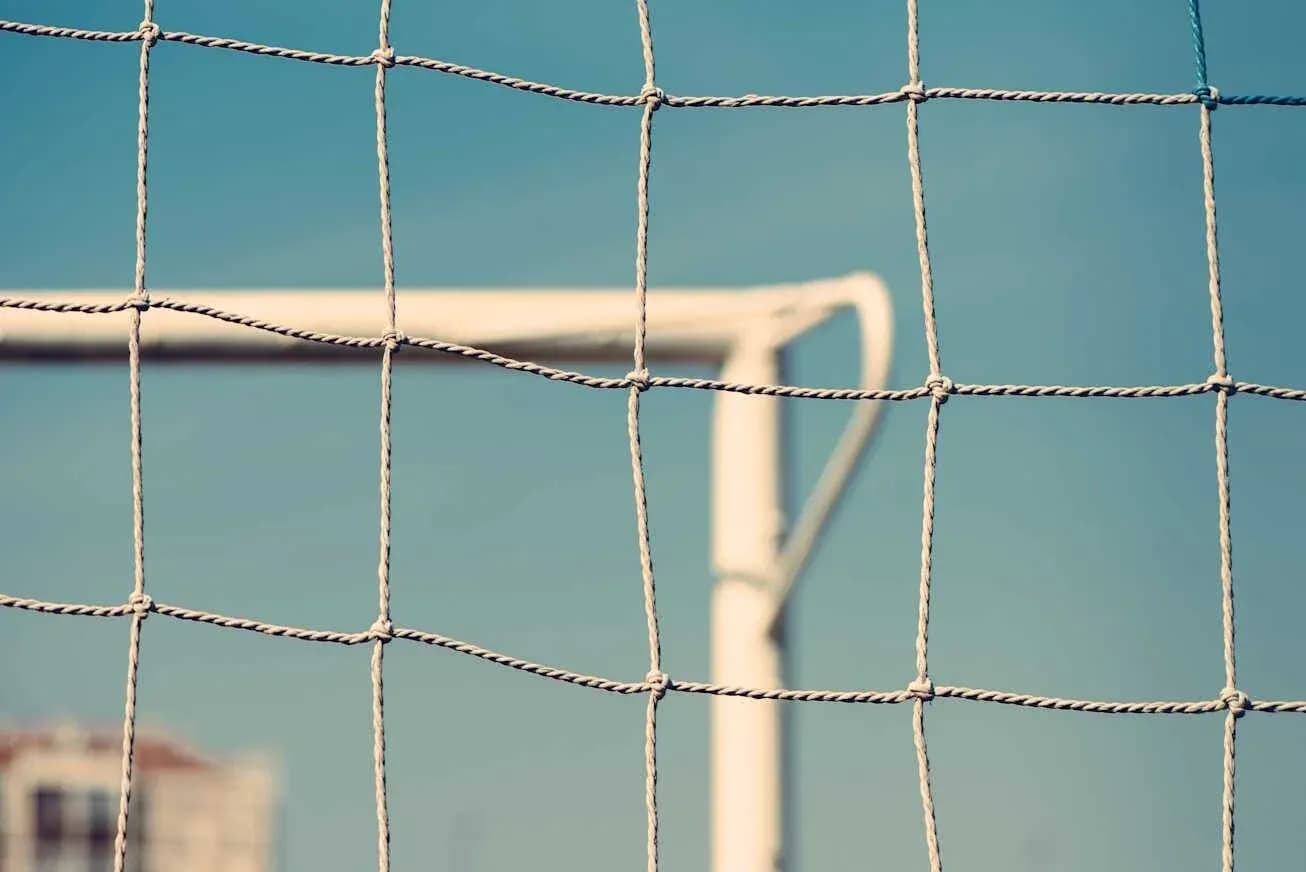 Red de un arco de fútbol con fondo azul