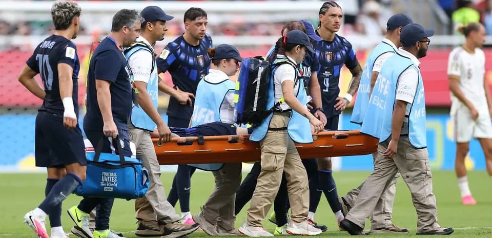 Jugadores y personal médico atendiendo a un jugador lesionado