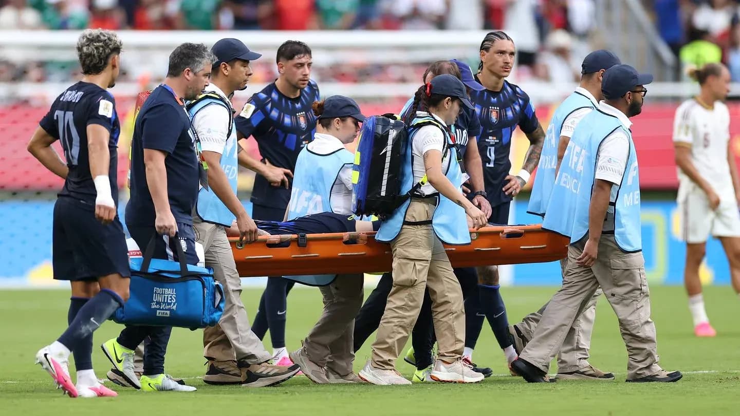 Jugadores y personal médico atendiendo a un jugador lesionado