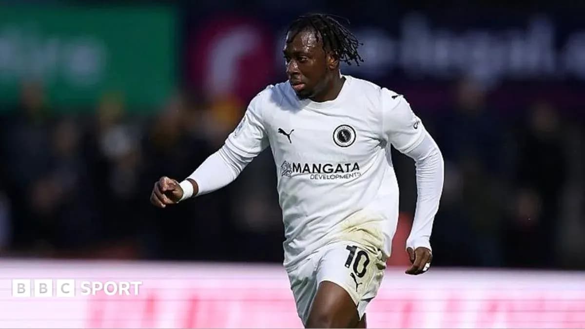 Jugador corriendo con camiseta blanca durante el partido