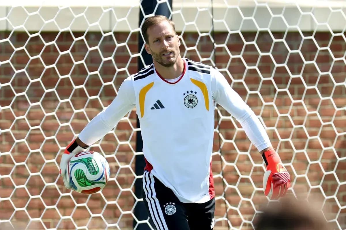 Portero alemán sosteniendo un balón en entrenamiento