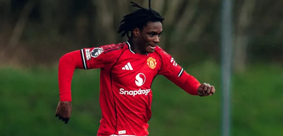 Jugador de Manchester United corriendo durante el entrenamiento