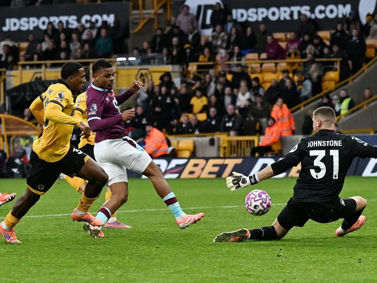 Jugador de Burnley disparando a puerta contra Wolves