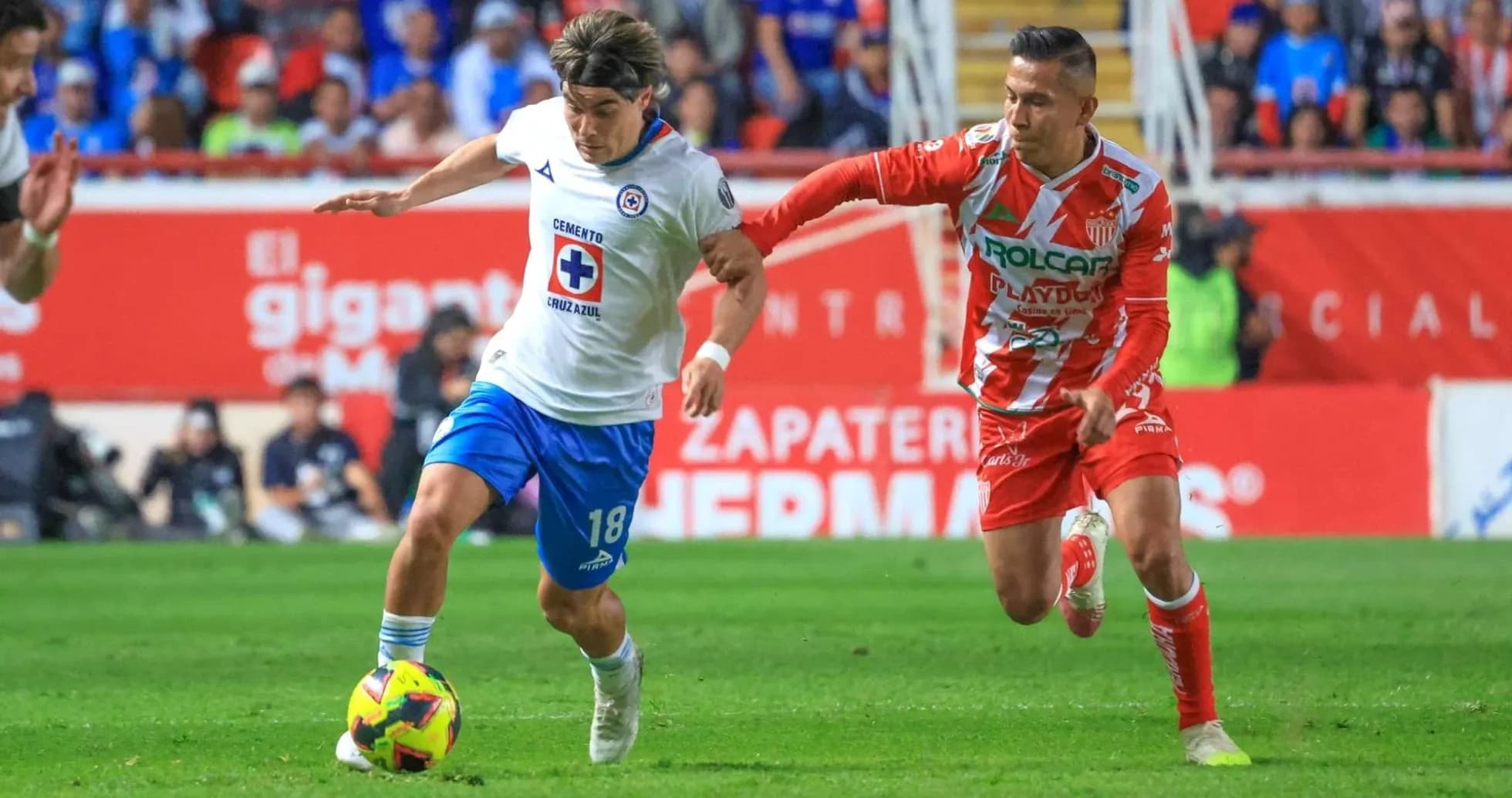 Jugador de Cruz Azul driblando a rival de Necaxa