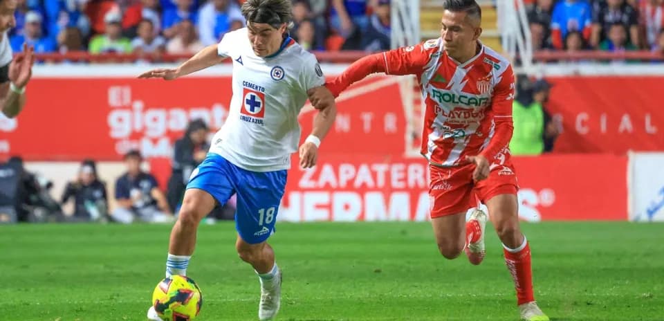 Jugador de Cruz Azul driblando a rival de Necaxa