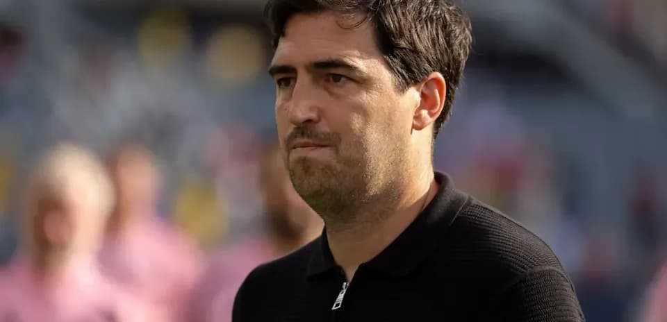 Entrenador observando antes del inicio del partido