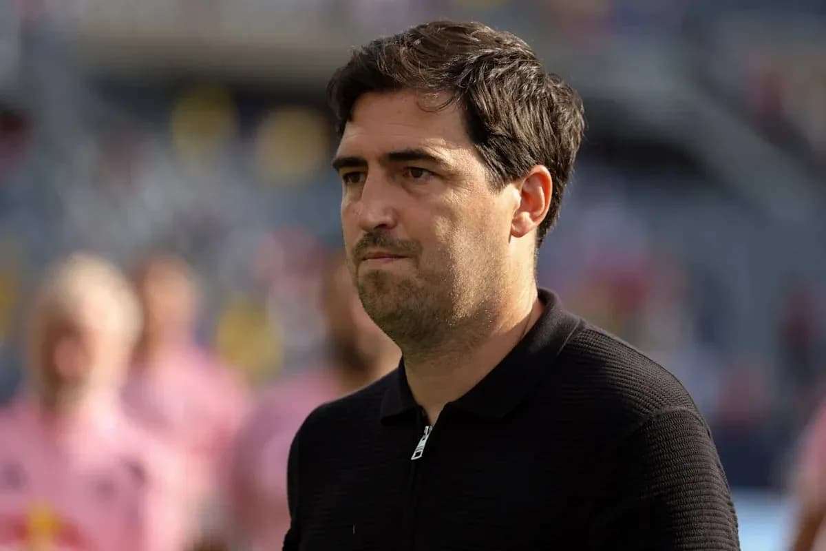 Entrenador observando antes del inicio del partido