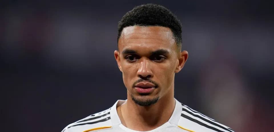 Jugador mirando hacia abajo en el campo