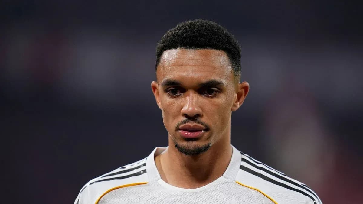 Jugador mirando hacia abajo en el campo