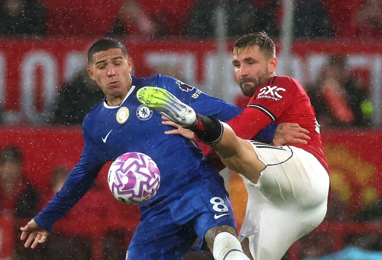 Jugador de Chelsea luchando por el balón